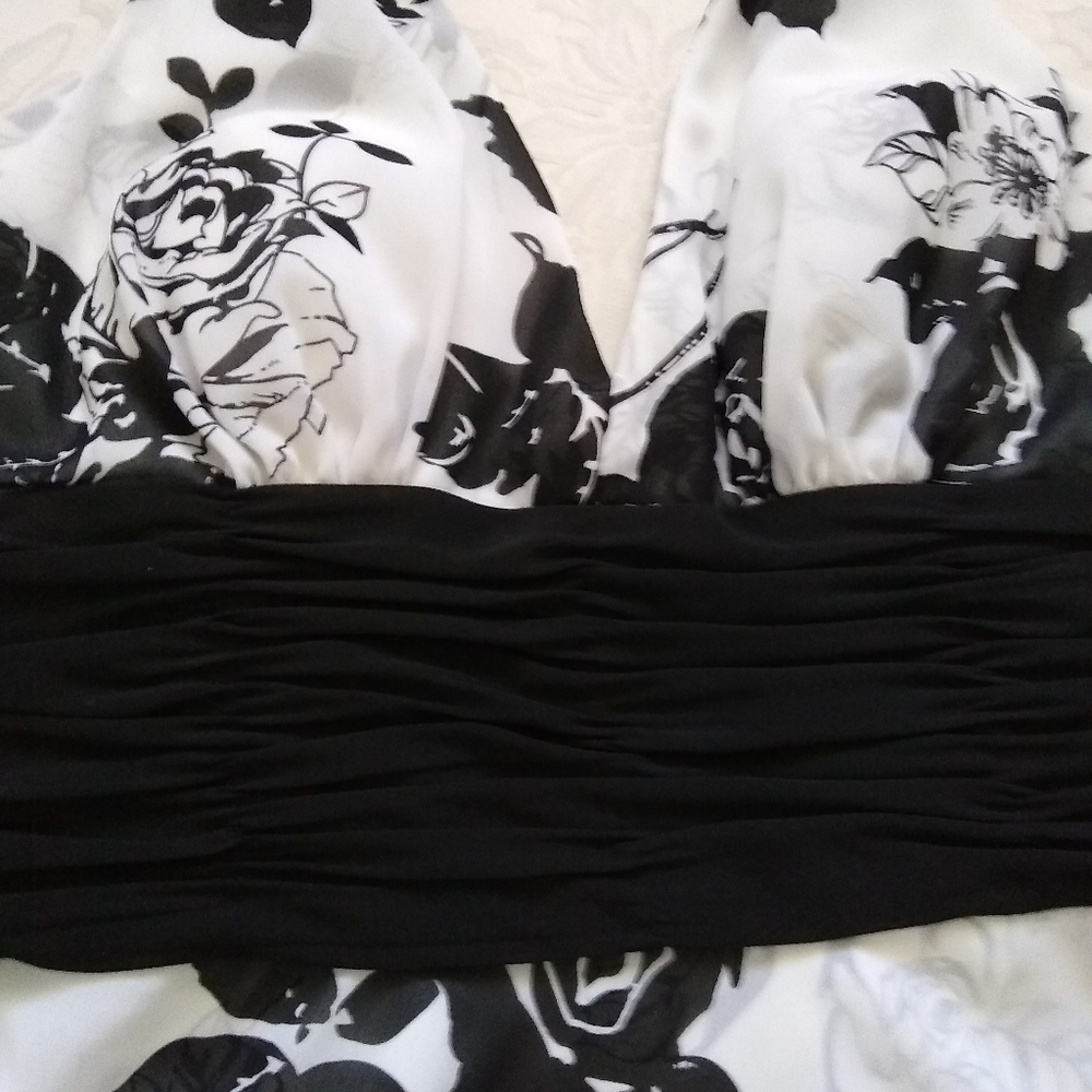 Halter pinup flare floral roses black white dress - Picture 6 of 7